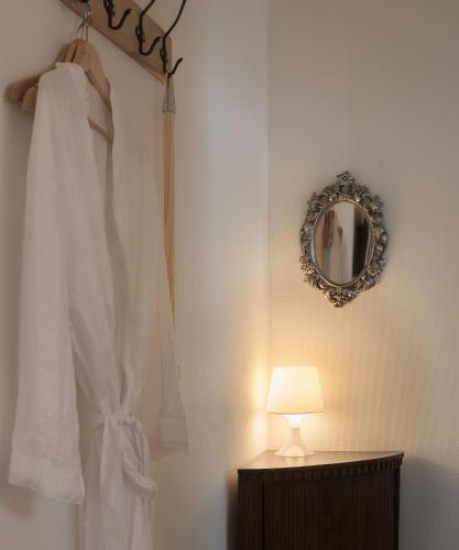 a room with a curtain and a lamp and a mirror at B&B Hoofddorp in Hoofddorp