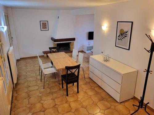 un salon avec une table et un piano dans l'établissement Grand pavillon avec jardin, à Tremblay-en-France