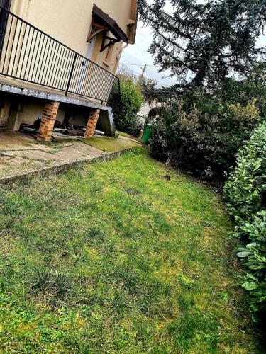 Cette maison dispose d'une cour avec gazon et d'un balcon. dans l'établissement Grand pavillon avec jardin, à Tremblay-en-France
