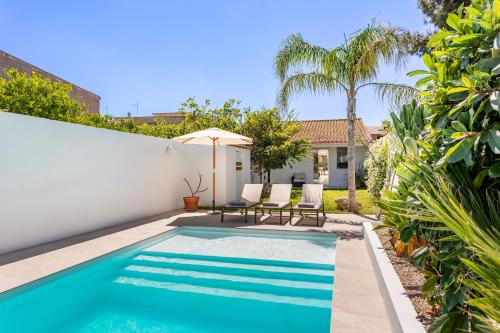 una piscina en el patio trasero de una casa en La Selva - Marlù House -, en Cabras
