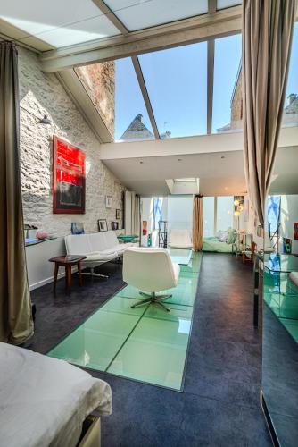une chambre avec un sol en verre et une grande fenêtre dans l'établissement MODERN LOFT near BEACH, à Dinard