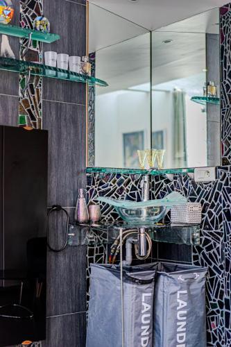une salle de bain avec un lavabo et un miroir dans l'établissement MODERN LOFT near BEACH, à Dinard