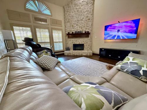 TV a/nebo společenská místnost v ubytování Luxury 5BR Retreat, Kid's Playroom! Near Lake Hubbard, Vineyard Views