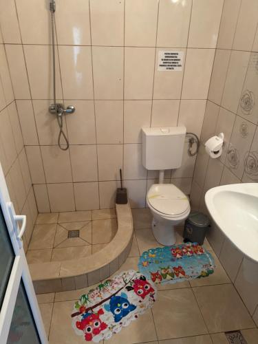 Et badeværelse på Casa Costinesti by Genco