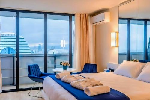Postel nebo postele na pokoji v ubytování ORBI CITY BLACK SEA VIEW BEACHFRONT KING APARTHOTEL BATUMi