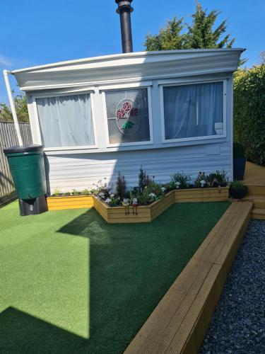 a house with a garden in the yard at Glampavan in Haven Street