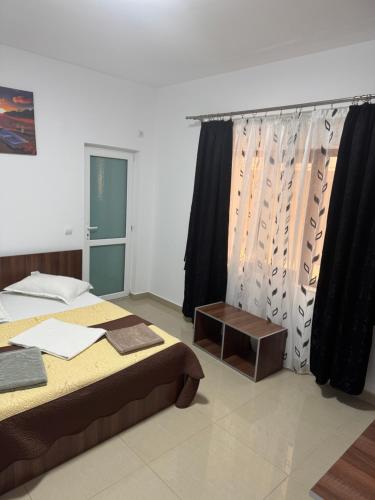 En eller flere senge i et værelse på Casa Costinesti by Genco