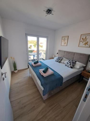 Un dormitorio con una cama con dos toallas encima. en M&M Luxury Apartments, en Petrčane
