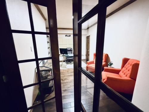 Posezení v ubytování Luxury 5BR Retreat, Kid's Playroom! Near Lake Hubbard, Vineyard Views