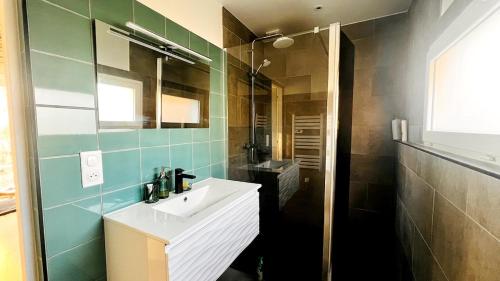 une salle de bain avec un lavabo et un miroir dans l'établissement Bétia Cocoon SPA et Sérénité, proche Canal du Midi, à Grisolles