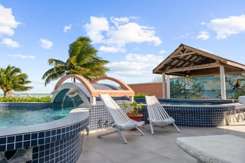 Bazén v ubytování Tilt-Ta-Dock Resort Belize nebo v jeho okolí