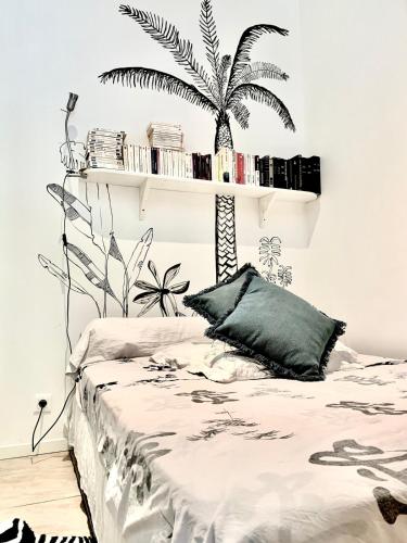 - une chambre dotée d'un lit avec un palmier sur le mur dans l'établissement Studio cosy avec piscine privative semi-enterrée, à Saint-Sernin