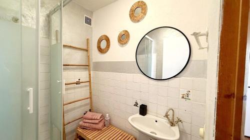 une salle de bain avec un lavabo et un miroir dans l'établissement Village house in Provence, à La Roquette-sur-Siagne