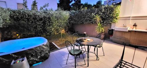 un patio con tavolo e sedie su un balcone di Apartman Cozy a Spalato (Split)