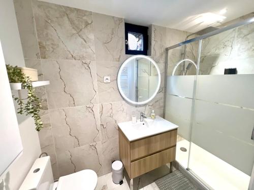 une salle de bain avec une douche, un lavabo et un miroir dans l'établissement Appartement le Pop Art, à deux pas du Port, au Tréport