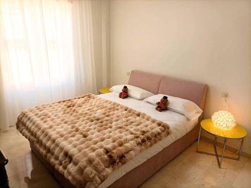 two teddy bears sitting on top of a bed at Cisneros Royal in La Zubia