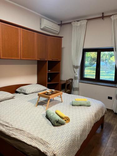 una camera da letto con un letto e un tavolo sopra di Stipos Apartment a Capodistria