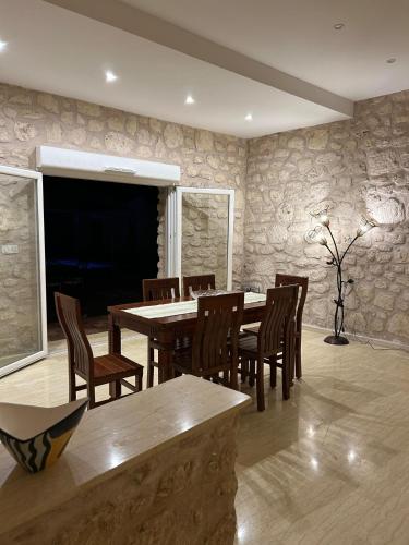 a dining room with a table and chairs at Dar Éthiqua in Essaouira