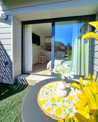 - une table avec un vase sur la terrasse dans l'établissement Suite cosy indépendante Évasion 2 proximité Colmar, à Wintzenheim