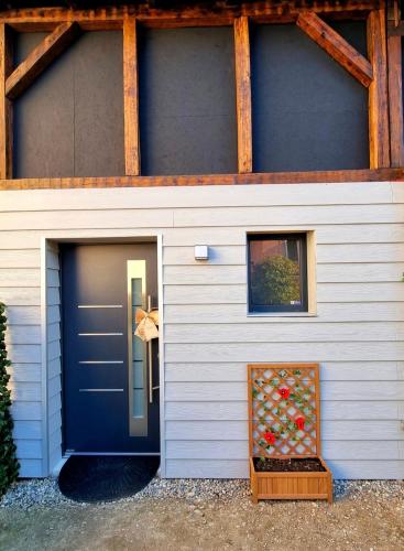 un garage avec une porte bleue et une fenêtre dans l'établissement Suite cosy indépendante Évasion 2 proximité Colmar, à Wintzenheim