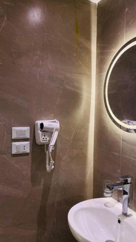 カイロにあるRivera Apartmentの洗面台と鏡のあるバスルーム