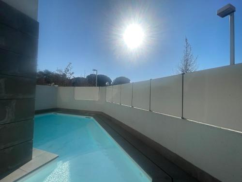 basen obok płotu ze słońcem w obiekcie Appartamento in città con Giardino e Piscina privati w Bergamo