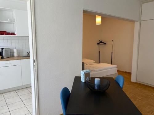 Habitación con mesa y cocina con cama en Cozy Apartment 6 at Cathedral, en Colonia