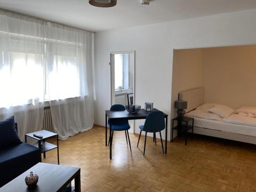 Una sala de estar con una cama, una mesa y sillas. en Cozy Apartment 6 at Cathedral, en Colonia