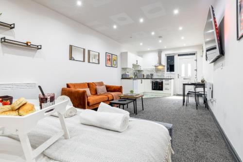 un soggiorno con un divano e un tavolo di RNM - Business Contractor Ready, Quiet, Private Access & Entire Place, Kitchen & Washroom with amenities, Smart Tv, Easy Access, Fast Starlink WiFi, Parking Nearby a Old Hill