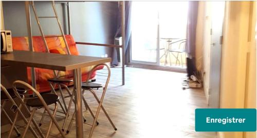 Cette chambre dispose d'un balcon avec une table et des chaises. dans l'établissement Appartement Cannes Centre avec terrasse, à Cannes