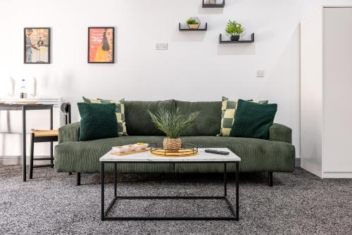 Χώρος καθιστικού στο RNM - Business Traveller Ready, Quiet, Private Access & Entire Place, Kitchen & Washroom with amenities, Smart Tv, Easy Access, Fast Starlink WiFi, Parking Nearby