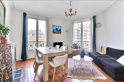 un salon avec un canapé et une table dans l'établissement Nice haussmannian apartment in Paris, à Paris