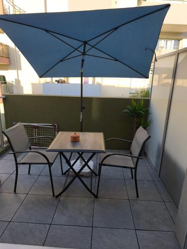 Studio calme et paisible, climatisé avec terrasse au dernier étage, 100m du tramway et 20 min de la promenade des anglais