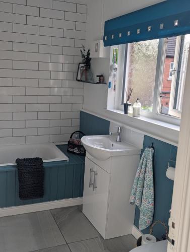 Gambar di galeri bagi Cosy Terrace at Ravenhill di Belfast