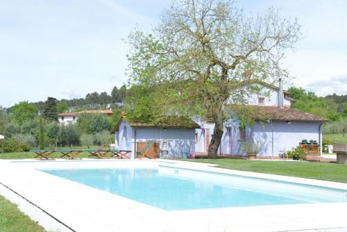 una piscina frente a una casa en Casa Fontanino, en Altopascio