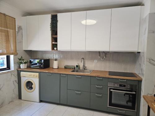 Η κουζίνα ή μικρή κουζίνα στο Almada Apartment