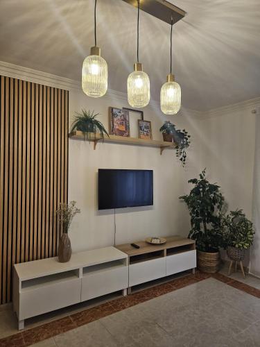 Μια τηλεόραση ή/και κέντρο ψυχαγωγίας στο Almada Apartment