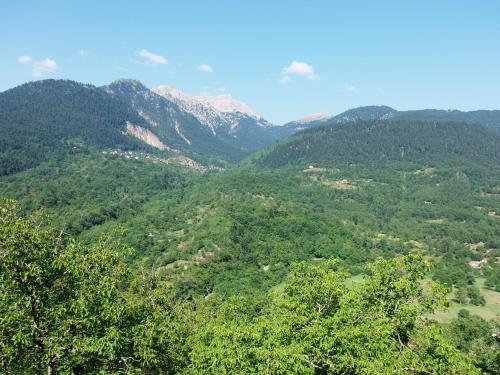 vistas a un valle con árboles y montañas en Levanta, en Méga Khoríon