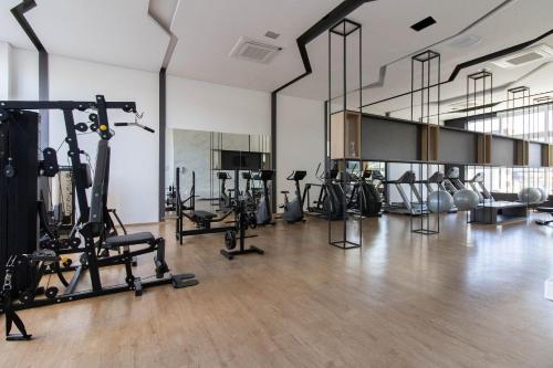 a gym with several treadmills and exercise equipment at 2206 - Studio | alto padrão in Guarulhos