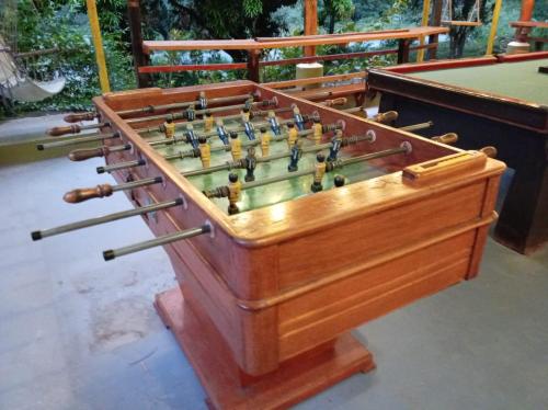 einen Tisch mit einem Schachbrett oben in der Unterkunft Eco Terra Lodge in Santa María