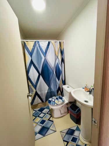a bathroom with a toilet and a sink at Depto amoblado 3D 2B in San Pedro de la Paz