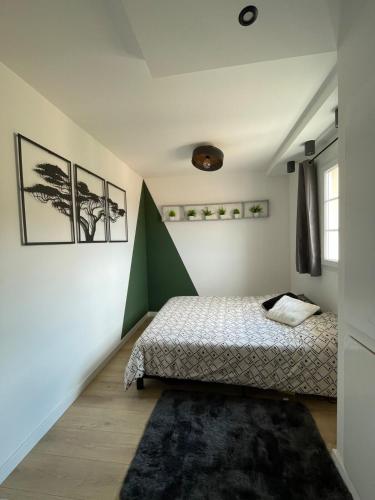 - une chambre avec un lit et un mur vert dans l'établissement Appartement neuf avec vue, à Mallemort