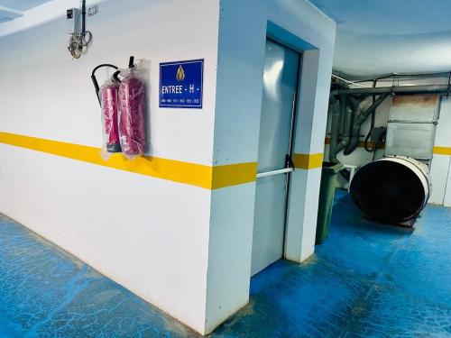 a room with blue floors and a wall with a sign at Prestige apartment, Tamaris, sea view in Tamaris