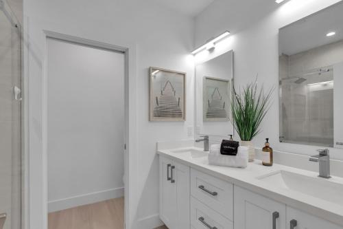 Ένα μπάνιο στο Oceanfront Islamorada Townhome with Dock and Pool