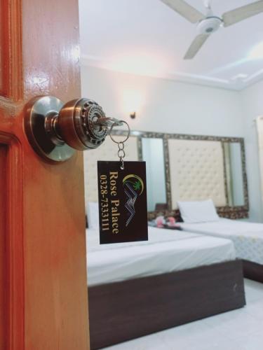 Katil atau katil-katil dalam bilik di Rose Palace Guest House