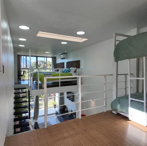 Schlafsaal mit Etagenbetten und einer Treppe in der Unterkunft Las Terrazas Suites Studio Apartment in San Salvador