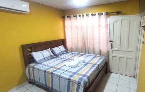 a bedroom with a bed with two towels on it at Habitación Full en Santa Cruz - B in Santa Cruz de la Sierra