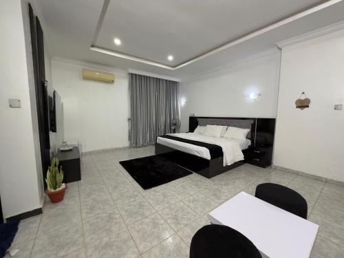 Ένα ή περισσότερα κρεβάτια σε δωμάτιο στο One Room Service Apartment in Kaduna