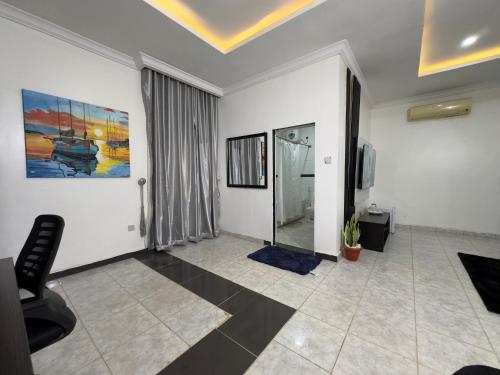 Χώρος καθιστικού στο One Room Service Apartment in Kaduna
