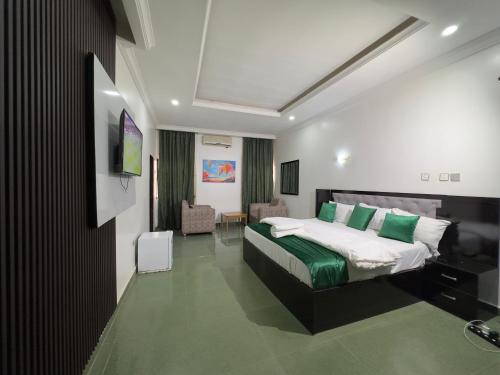 Postel nebo postele na pokoji v ubytování One Room Service Apartment in Kaduna